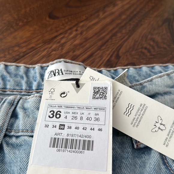 New Zara jeans tags still attached.. light wash denim - Picture 2 of 3